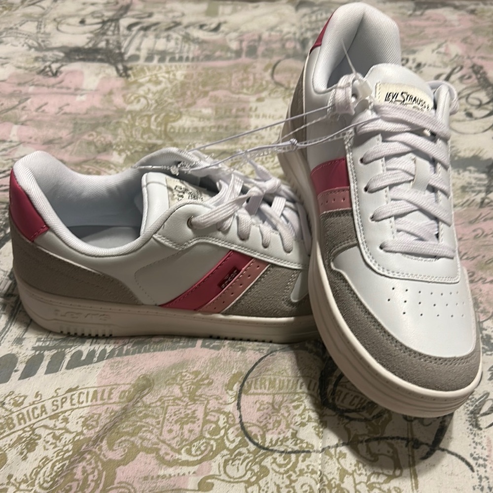 White and Pink Sneakers with Retro Style and Comfortable Fit